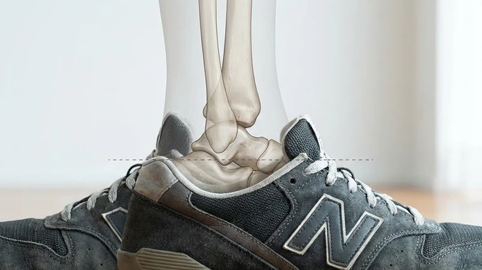 くるぶしの位置と靴の縁の解説図