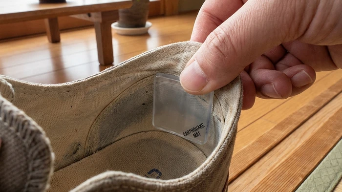 100均の耐震マットを靴のかかとに貼る様子