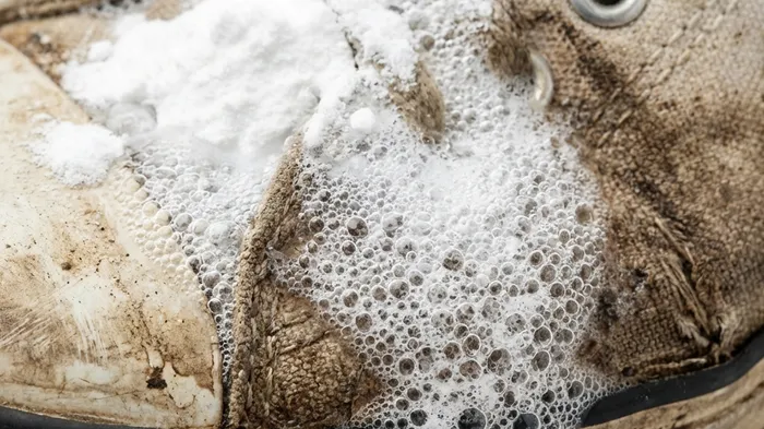 重曹が汚れを分解する化学的メカニズムのイメージ