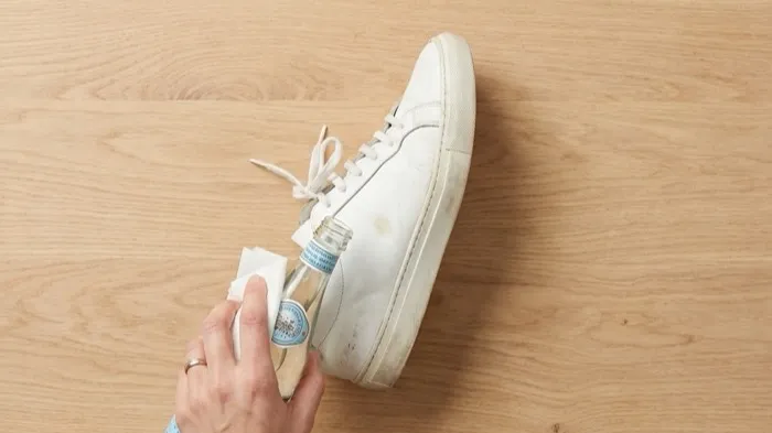 炭酸水で血液汚れを落とす応急処置