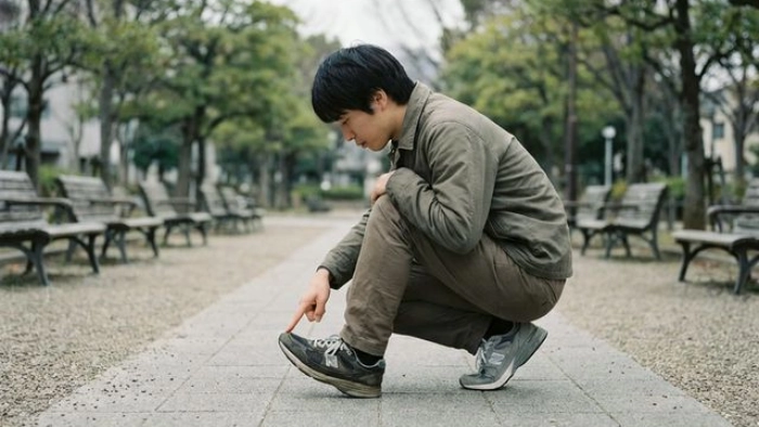 靴のつま先の捨て寸をチェックする様子