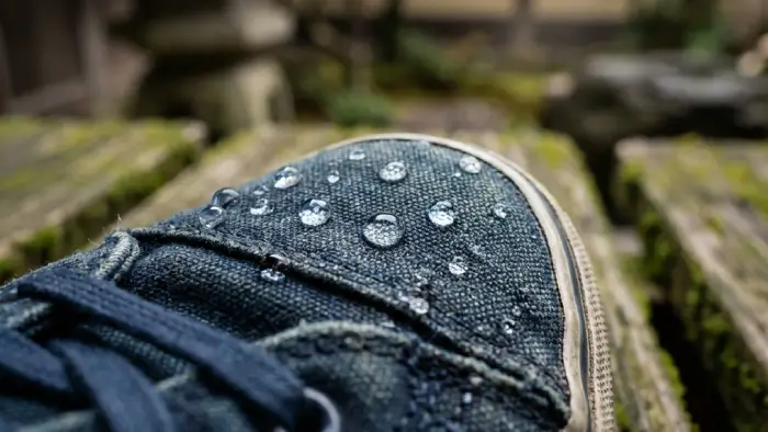 玉のように水を弾いている撥水状態のスニーカー