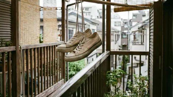 風通しの良い日陰で乾燥させている靴