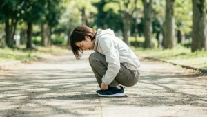 スニーカーで歩くと音がする悩みを抱える人のイメージ