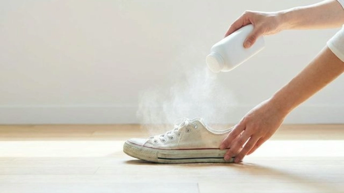 ベビーパウダーを靴の中に入れている様子