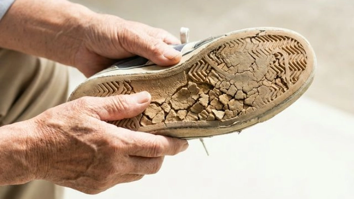 加水分解してボロボロになったスニーカーのソール