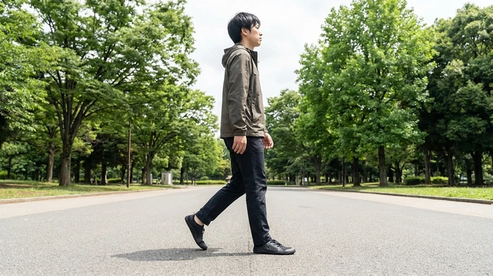 横から見た正しいベアフットウォーキングのフォーム。
着地の位置や姿勢のポイントを解説するイメージ。
