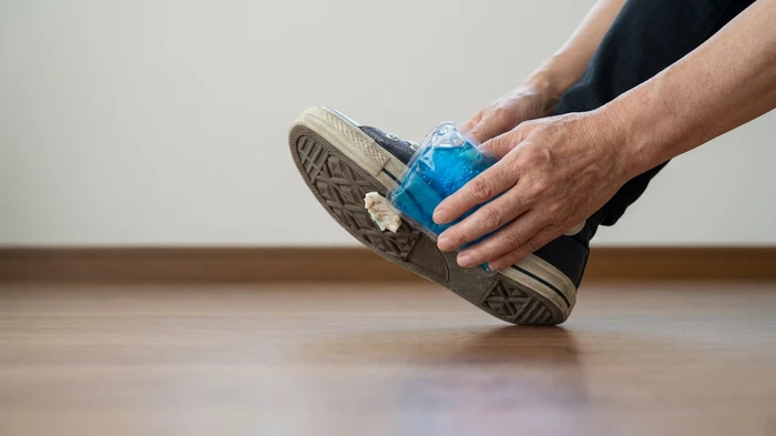 保冷剤を靴の裏のガムに当てて冷やしている様子